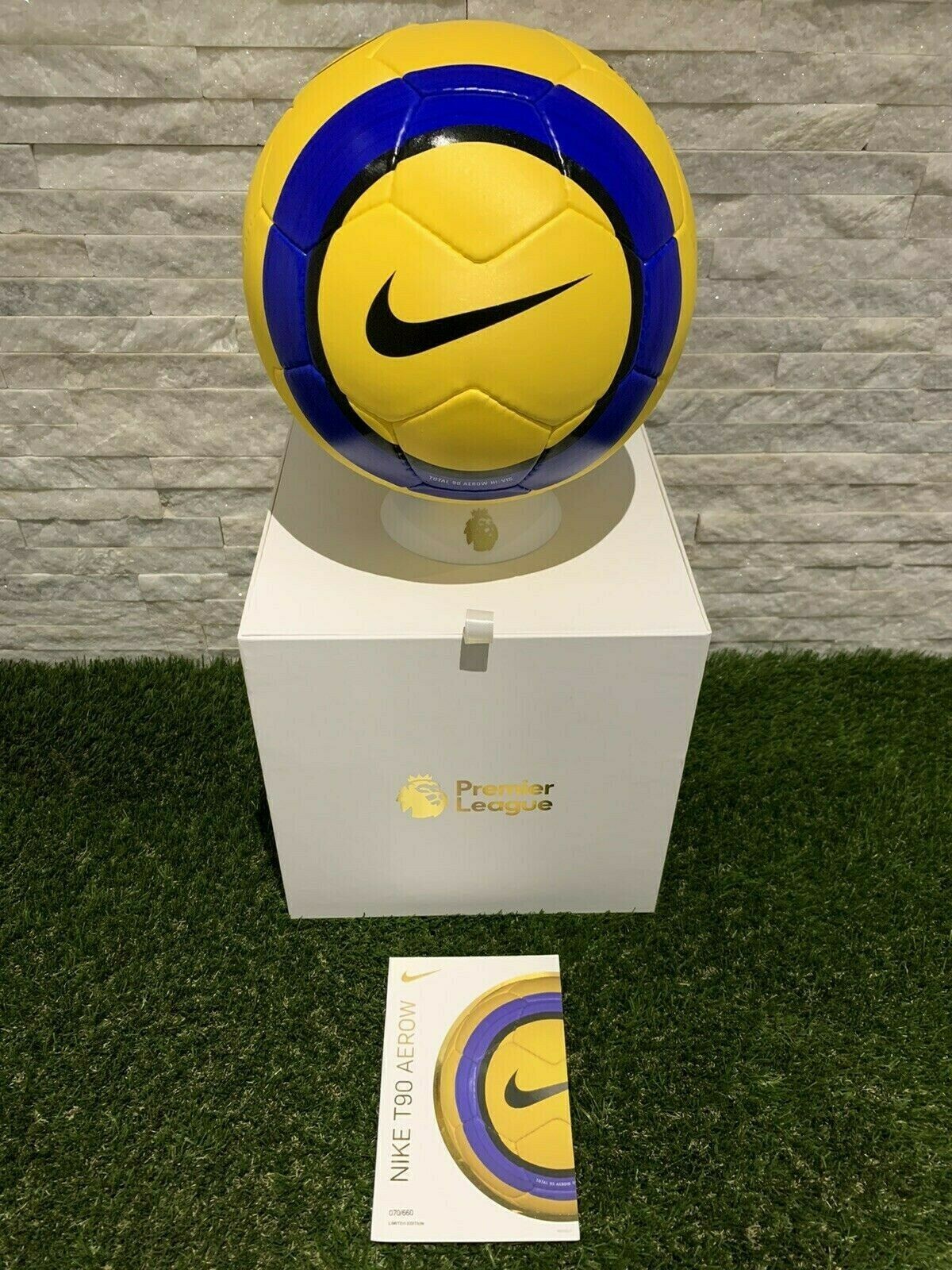 nike hi vis total 90 aerow