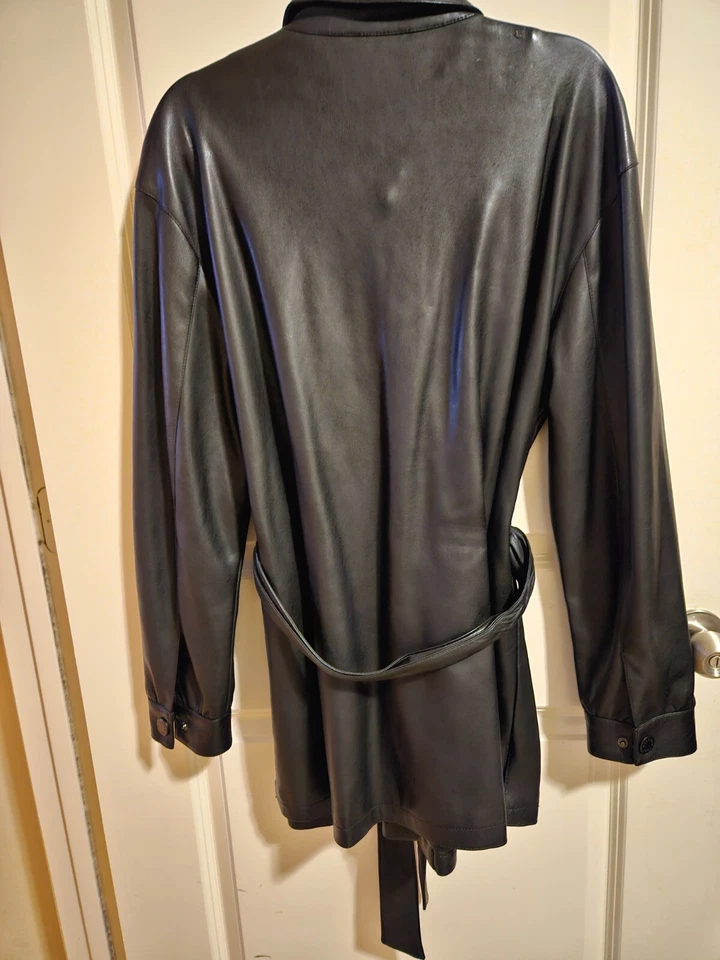 Camisa de cuero vegano de primera calidad para mujer con cierre de botones a presión Foto 2 de 4