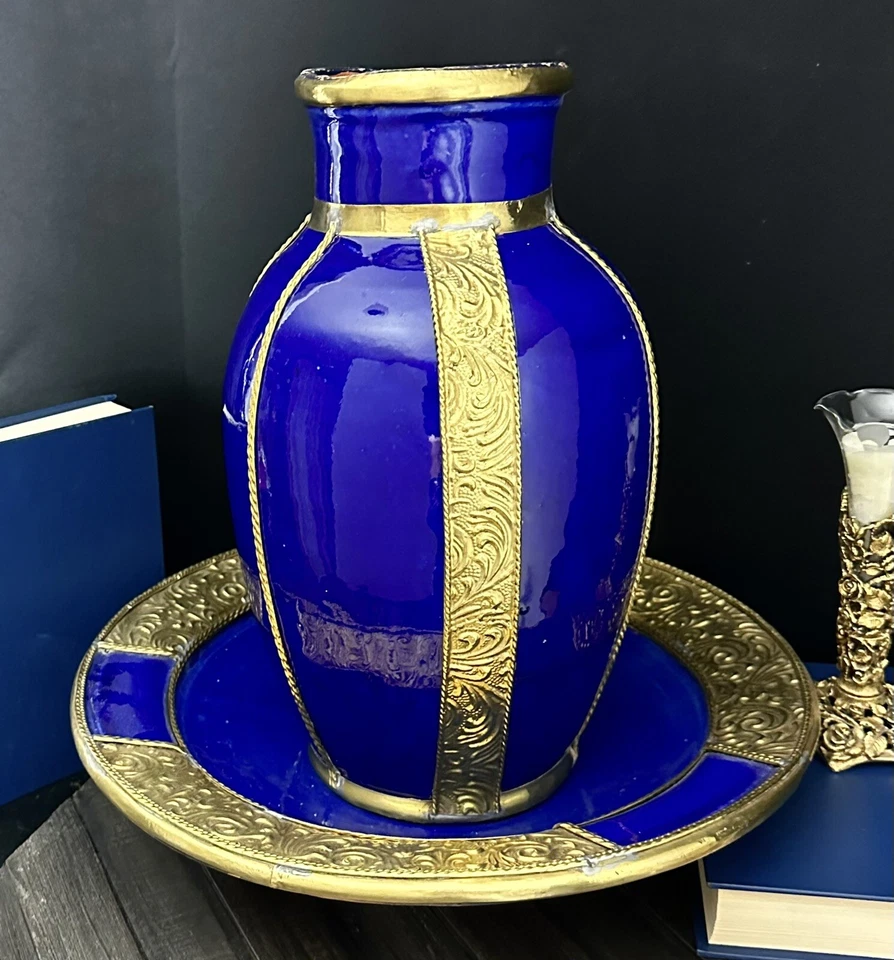 Plato y florero marroquí de cerámica/arcilla esmaltada a mano martillado con adornos de latón - un juego Foto 2 de 4