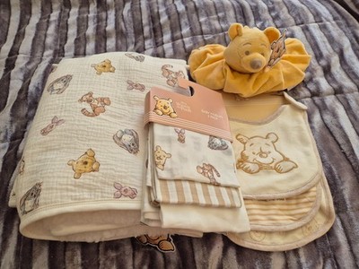 Baby Winnie Puuh Fleecedecke, 3er Pack Schulterlätzchen, Bettdecke & 3 Musselin