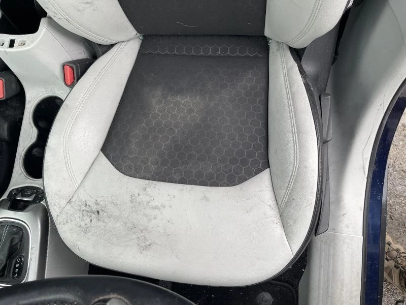 Jeep Compass 2017-2023 asiento delantero izquierdo manual dos tonos blanco/negro TC:G7XS 54091 Foto 2 de 4