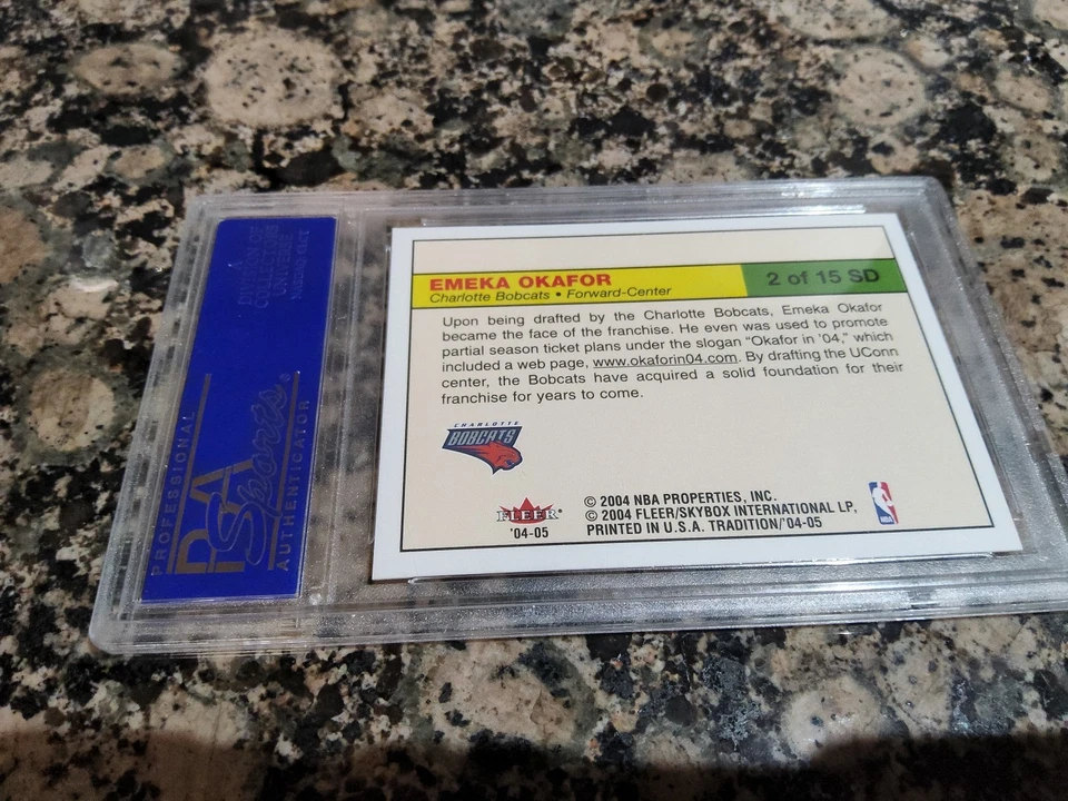 2004-05 Fleer Tradition Día de la Firma Emeka Okafor #2 SD (RC) PSA 10 UCONN Huskies Foto 3 de 3