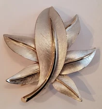 VINTAGE PASTELLI BRUSHED & SHINY LEAF SILVER & GOLD TONE DESIGNER PIN BROOCh