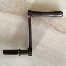 Antike Metall Standuhr gekr&ouml;pfter Aufzugsschl&uuml;ssel. Messing & Eisen. 10 cms