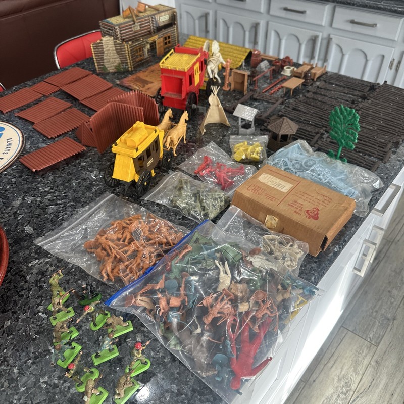 HUGE MARX FT APACHE VINTAGE TIN LITHO CAVALRY ARMY MEN LOT PLAYSET
