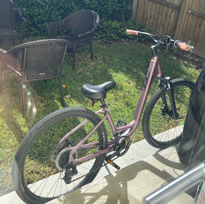 cannondale adventure two S disc 7s　SM Cannondale Adventure 2 Hybrid Bike, 7 Speed, SM, w/Basket & Lock