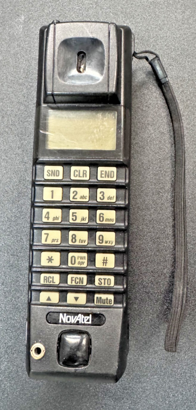 Handportable NovaTel PTR800 Brick Cell Phone 80s