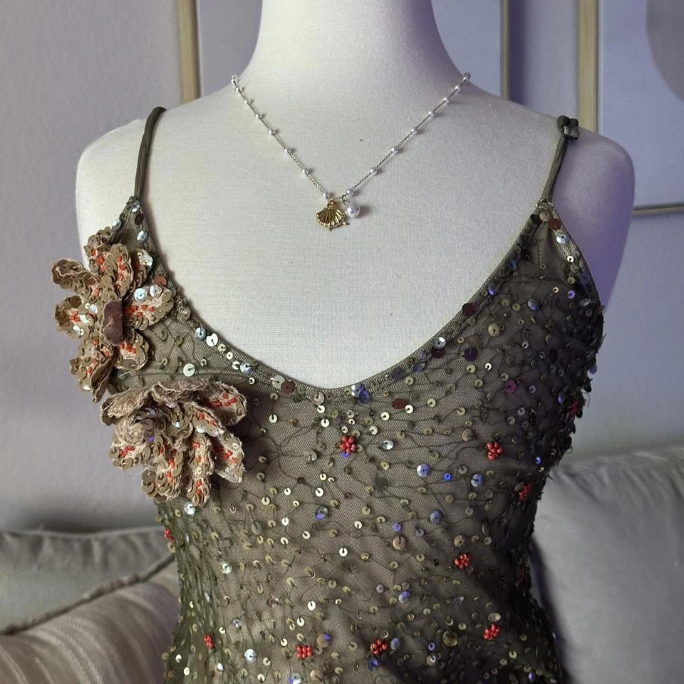 Vestido sin mangas floral oliva con cuentas a mano Foto 3 de 4