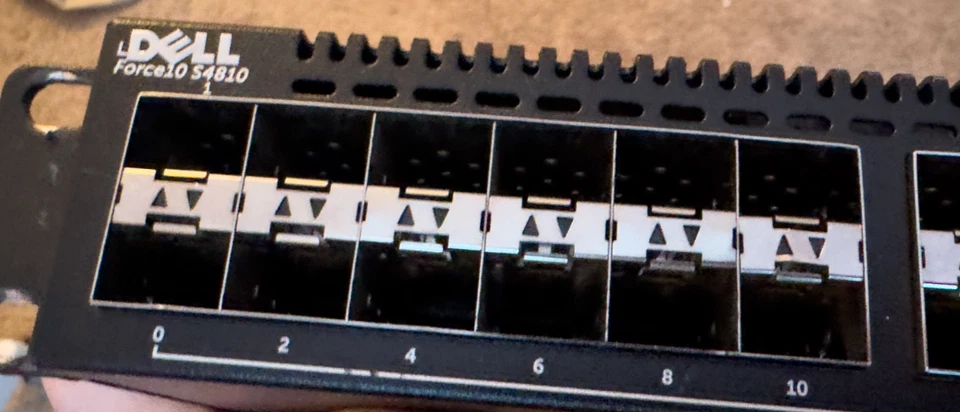 戴尔 Force10 S4810P-AC 52 端口网络交换机 | 48 10GbE SFP+ | 4 40GbE QSFP+ — 第 4/4 张图片