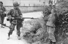 WW2 PICTURE PHOTO US ALLIED SOLDIER D-DAY 6889