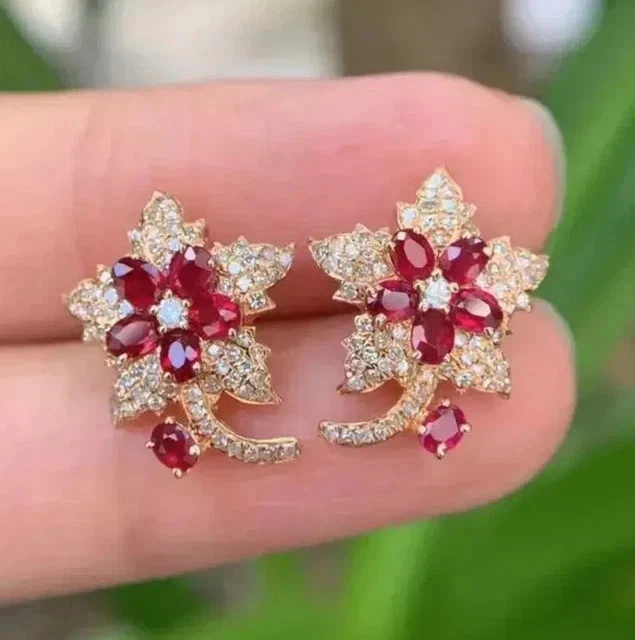 Pendiente de hoja de flor de rubí de corte ovalado de 3,00 quilates enchapado en oro amarillo de 14 quilates Foto 4 de 4