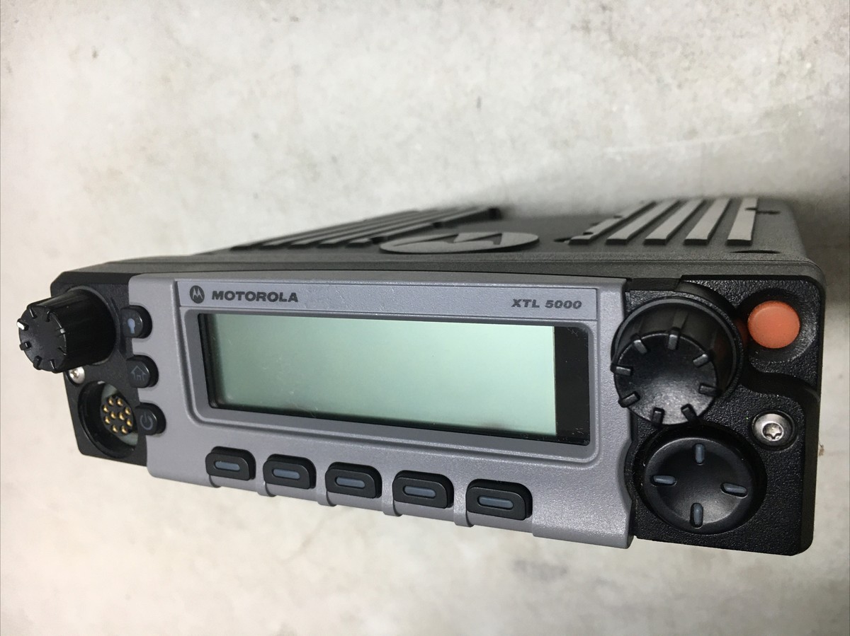 Motorola XTL5000 700 / 800Mhz P25 Digital dash mount mobile radio