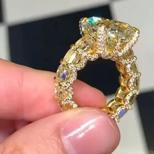 Anillo de boda de eternidad enchapado en oro de 14 k con zafiros y diamantes de corte radiante creado de 9 quilates Foto 4 de 4