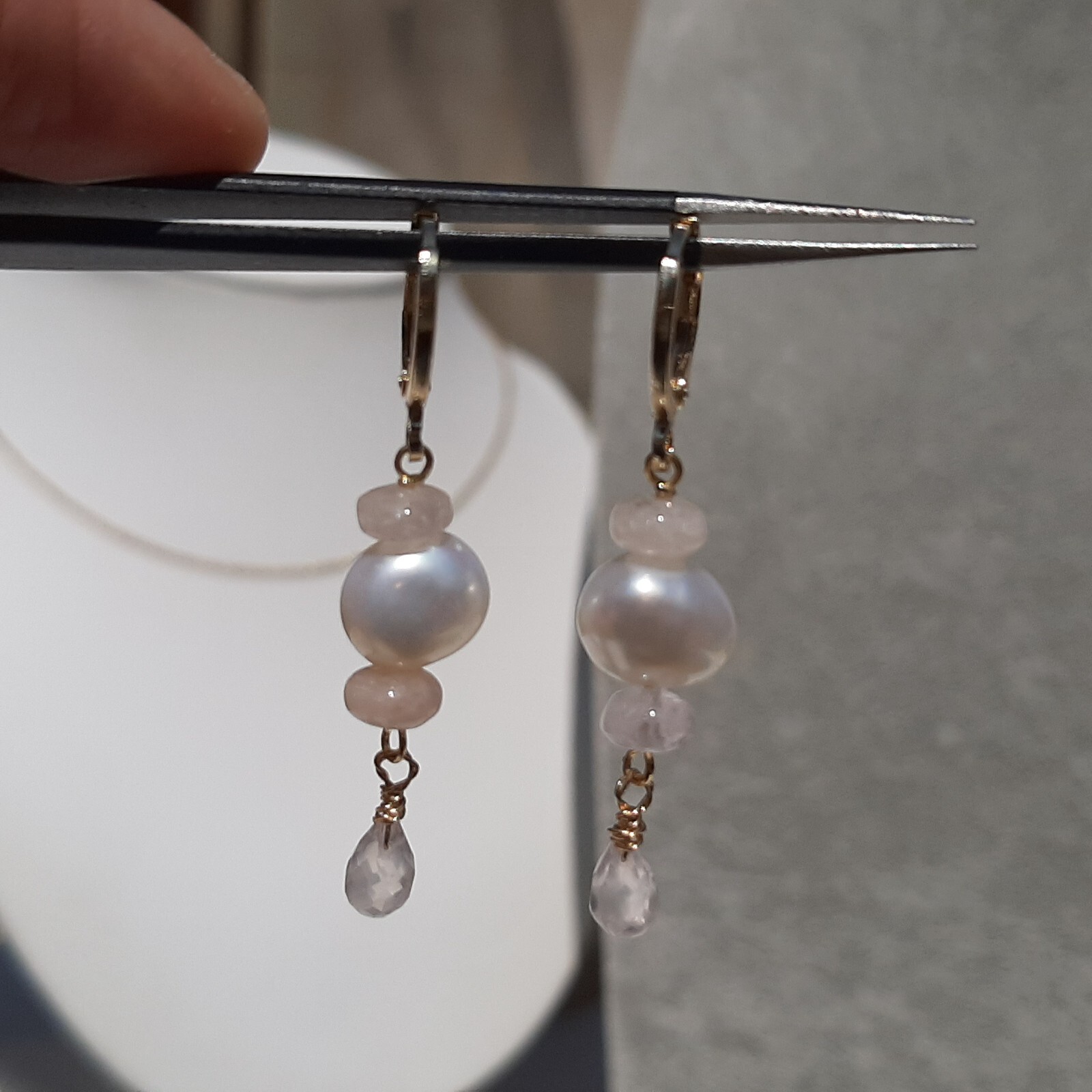 Boucles d'oreilles dormeuses légères en quartz rose pour oreilles sensibles - 3