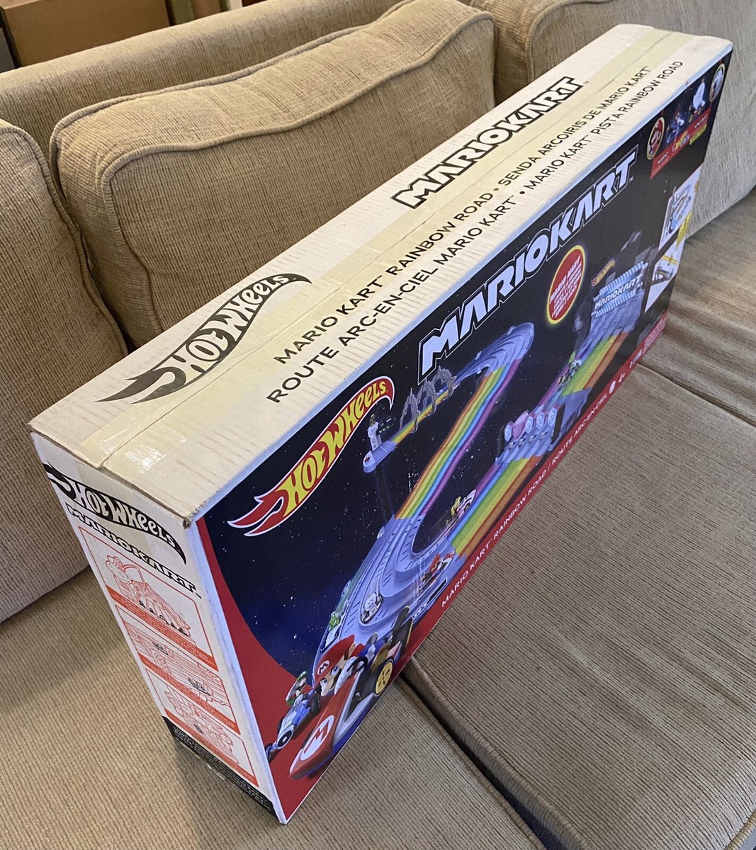 BRAND NEW: Hot Wheels Mario Kart Rainbow Road Raceway Track Set