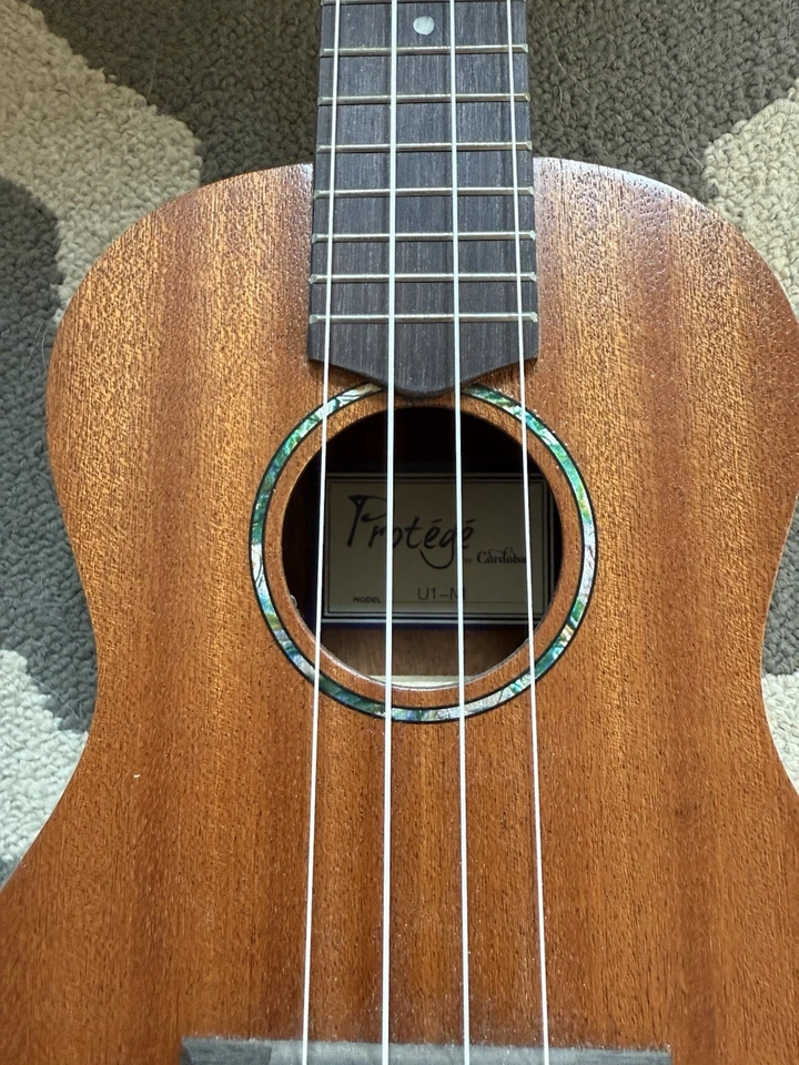 Ukulele Protege by Cordoba modelo U1-M tamanho concerto mogno acústico 4 cordas - Imagem 2 de 4