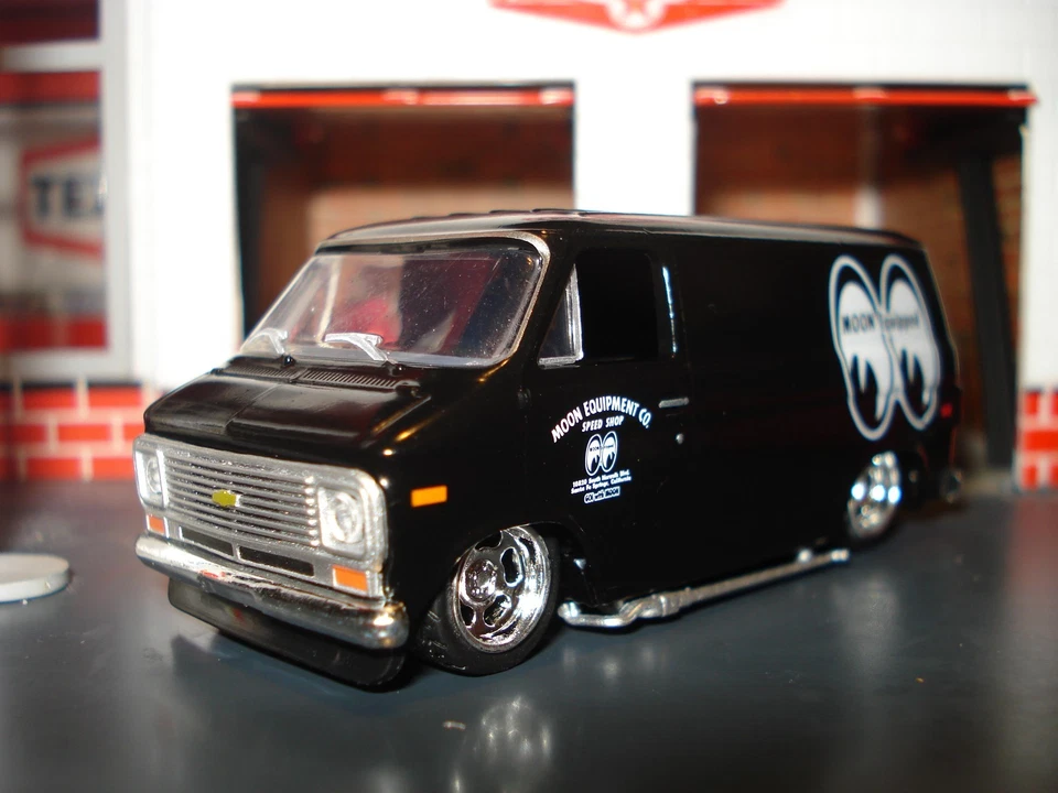 1971 71 CHEVROLET PANEL VAN LIMITED "MOONEYES" LOWERED BLACK 1/64 M2 - Image 2 of 4