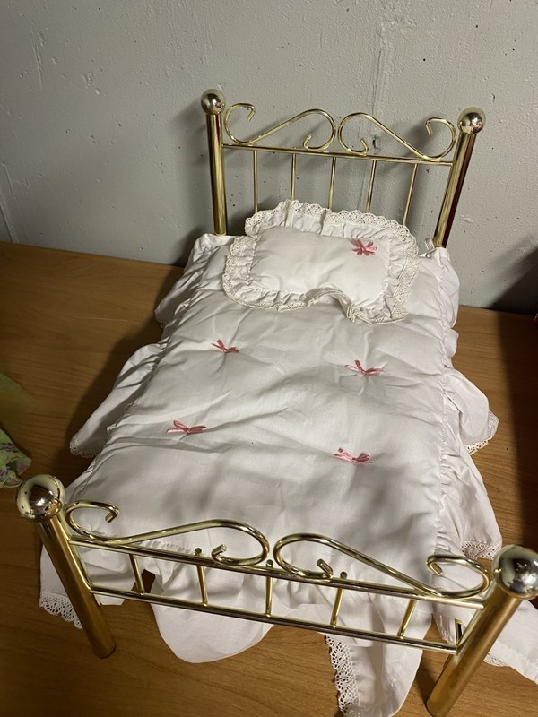 Pleasant company  American Girl Doll Samantha Bed Retired 2008. Bedding Included