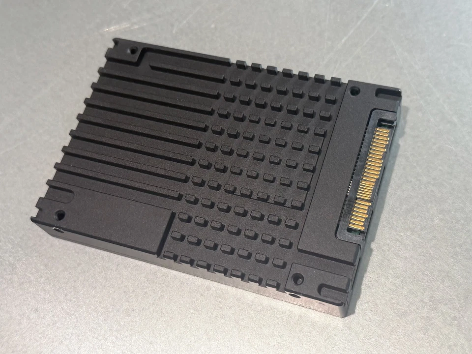 SSD MICRON 3.84TB U.2 NVME MICRON 9300 PRO 2.5 Foto 2 de 2