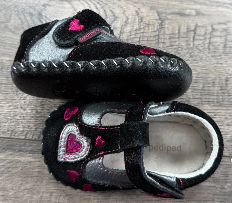 Roupas para bebês meninas PediPed 6-12 meses Kena sapatos de coração preto - Imagem 2 de 4