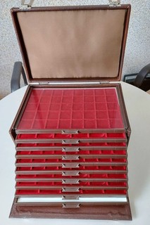 Münzkoffer braun aus Kunstleder mit 10 stabilen Einschüben