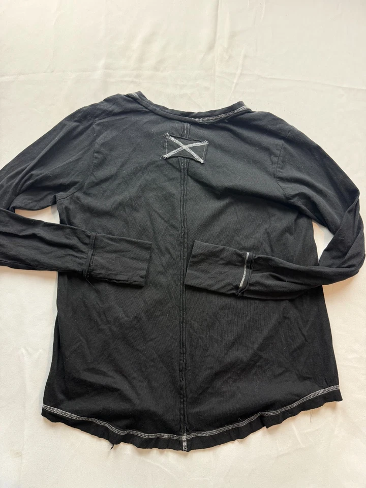 Camiseta Top Zenana Henley Manga Larga Negra Mediana Abotonada Informal Foto 4 de 4