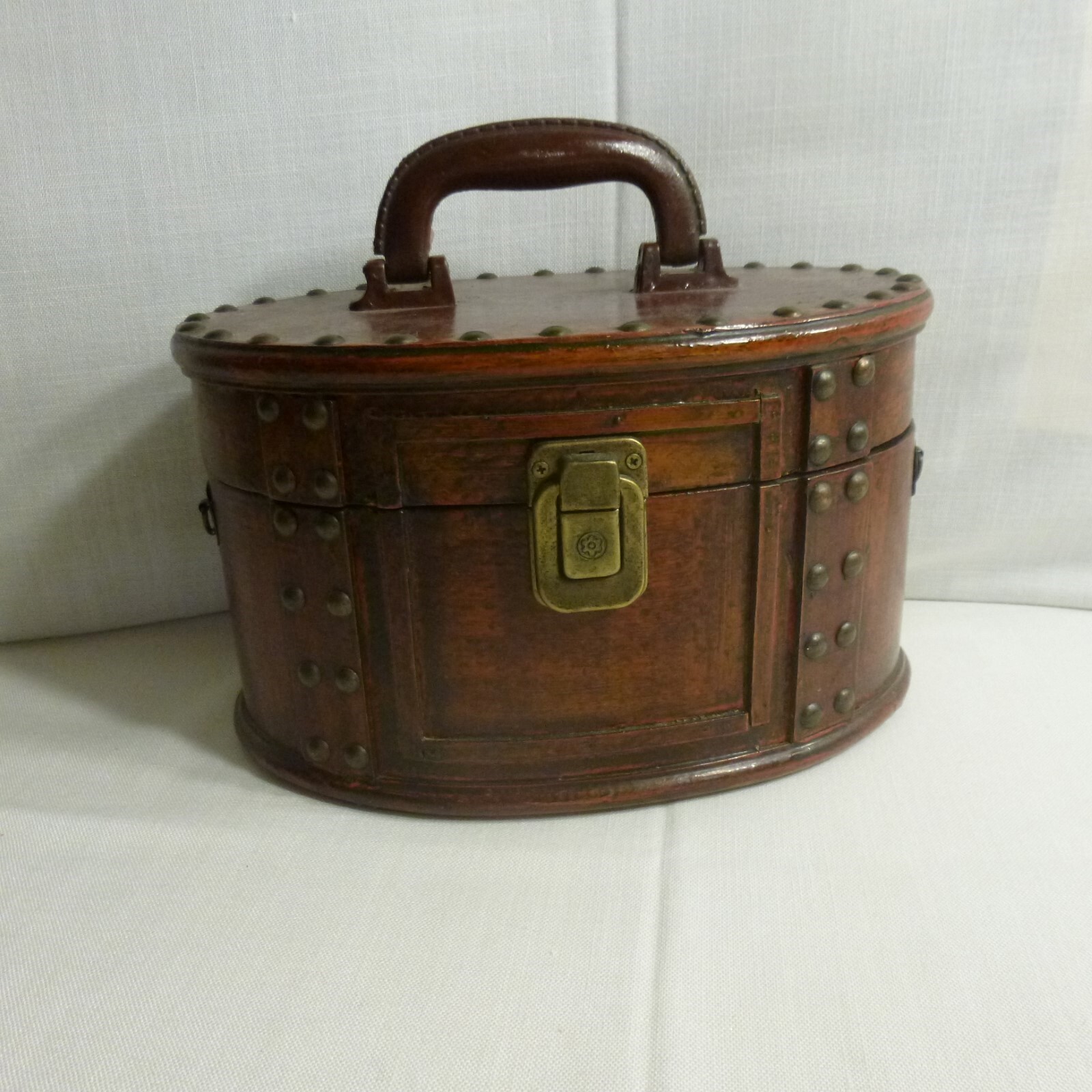 S L1600 Train bag, oval, faux leather, oval hail head trim, secure latch padded handle