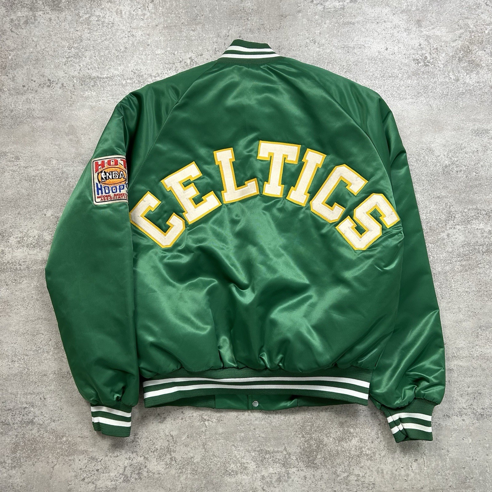 CHAQUETA BOMBER SATINADA DE COLECCIÓN AÑOS 90 NBA BOSTON CELTICS LÍNEA TIZA DELETREAR HOT HOOPS M