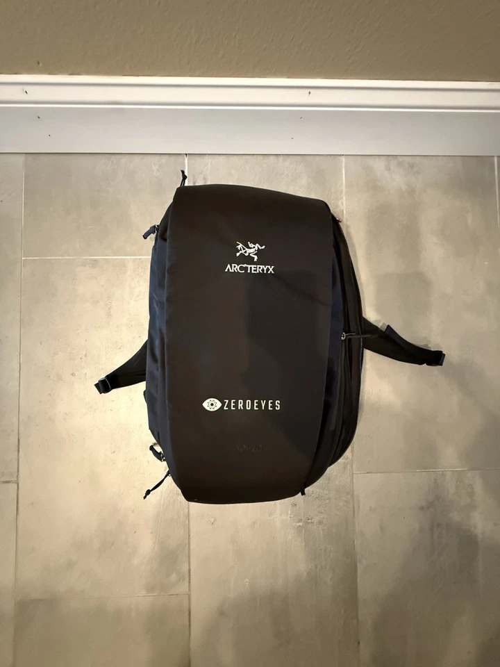 La mochila Arc'teryx Blade 20 es una mochila de 20 litros negra caja abierta Foto 2 de 4