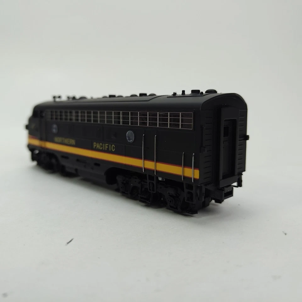 MRC HO Scale EMD F7A Northern Pacific #6012A Locomotive CB122 Platinum Series - Image 4 of 4