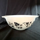 Pyrex 443 Black White Gooseberry 2.5 qt Quart Cinderella Mixing Bowl  READ