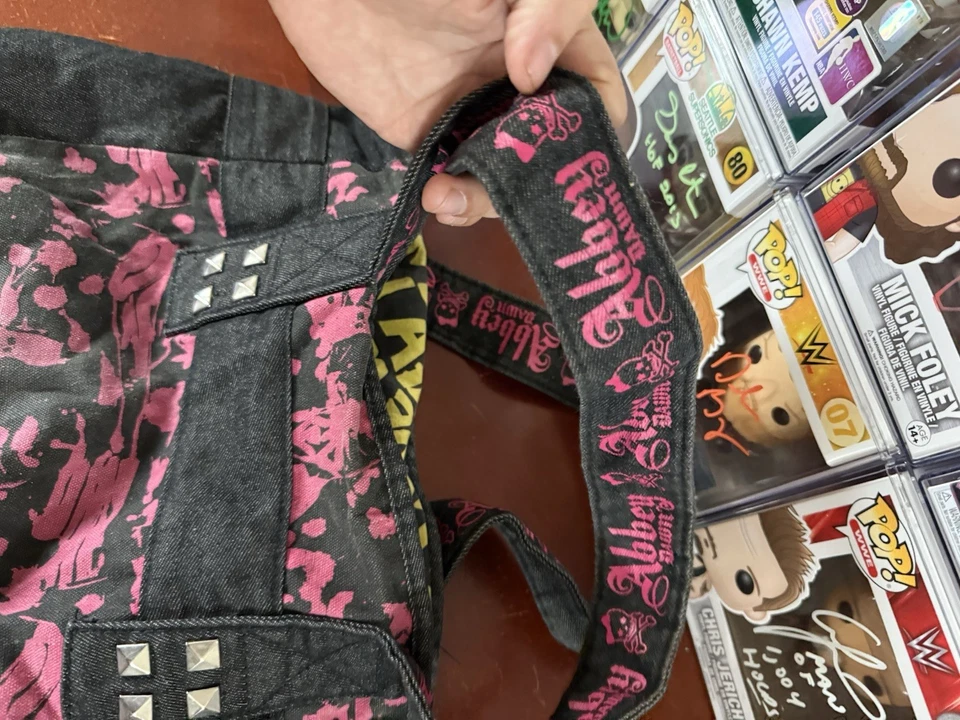 Bolso de Mano Abbey Dawn Avril Lavigne Negro Denim y Rosa 20x14x4 con Parches y Tachuelas Foto 4 de 4