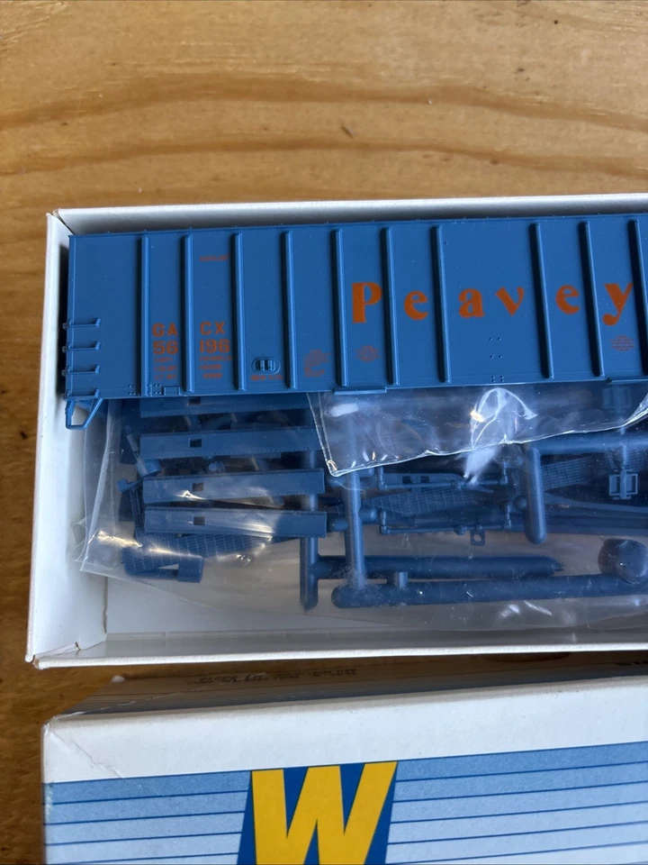 WALTHERS 932-3672 HO=1/87 PEAVY 50' AIR SLIDE BLUE HOPPER CAR KIT GRAIN-LAYOUT - Image 2 of 4