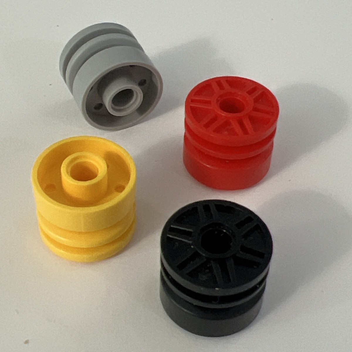 ユウ Lego Parts 55981 (2pcs) Wheel 18mm D. x 14mm with pin Hole, Fake