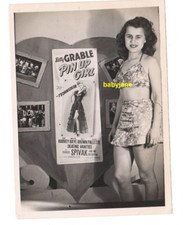 PINUP GIRL IN BATHING SUIT ORIG 5x7 PHOTO 1944 THEATER EMPLOYEE BETTY GRABLE PINUP GIRL IN BATHING SUIT ORIG 5x7 PHOTO 1944 THEATER EMPLOYEE BETTY GRABLE