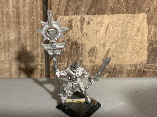 A10480 RACKHAM CONFRONTATION METAL OOP GRIFFIN ICON BEARER