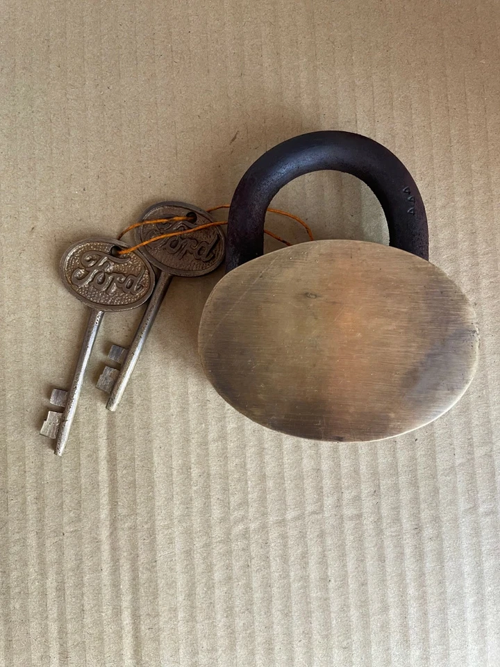 Ford Large Brass lock Ford Logo Shape padlock with 2 keys - Image 2 of 4