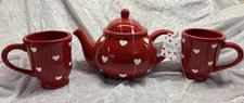 NEW TERRAMOTO CERAMIC RED W/WHITE HEARTS LARGE TEAPOT WITH 2 Mugs