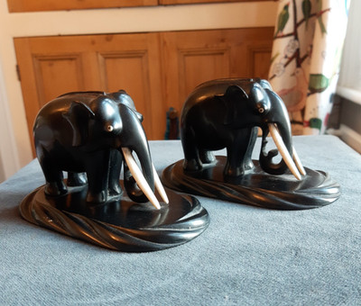 Zwei alte, kleine Ebenholz Elefanten Figuren auf Sockeln.