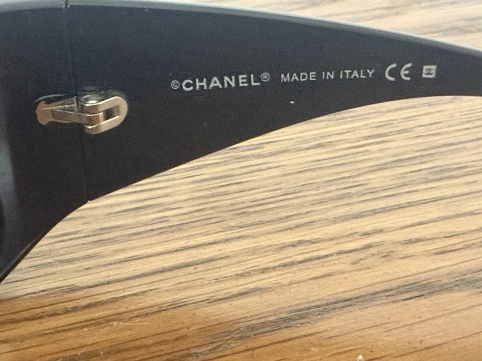 Gafas de sol Chanel CC con marco negro y cristales de Swarovski -5088-B Foto 3 de 4