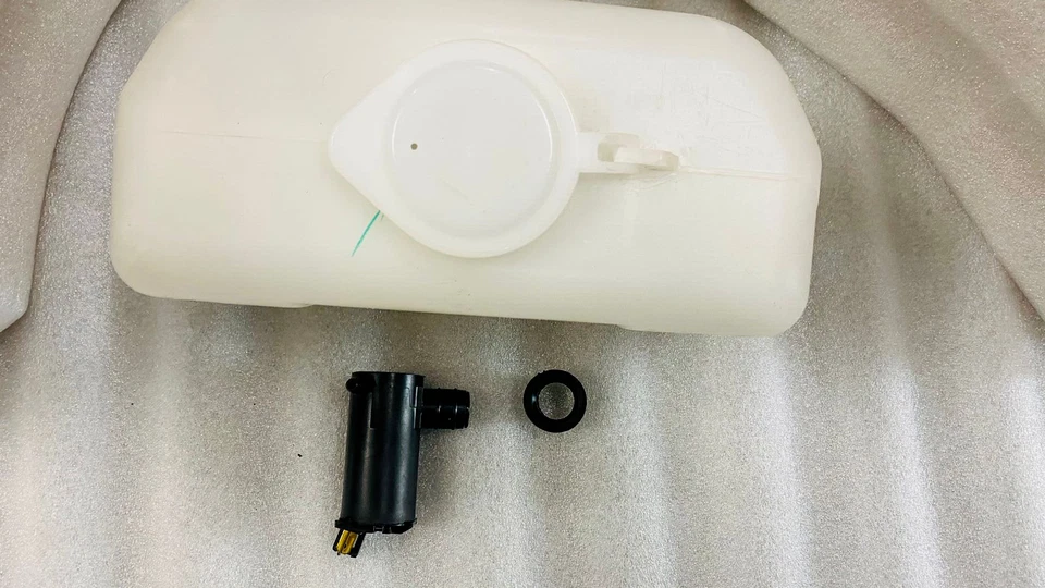 Suitable For Suzuki Samurai SJ410 80-95 Windshield Wiper Washer Tank With Pump - Image 2 of 3