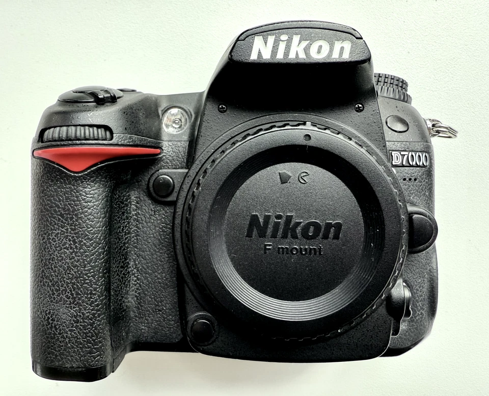 Nikon D7000 16.2MP Digital SLR Camera -Body + EN-EL15 Battery + SD Card + Manual - Image 2 of 4