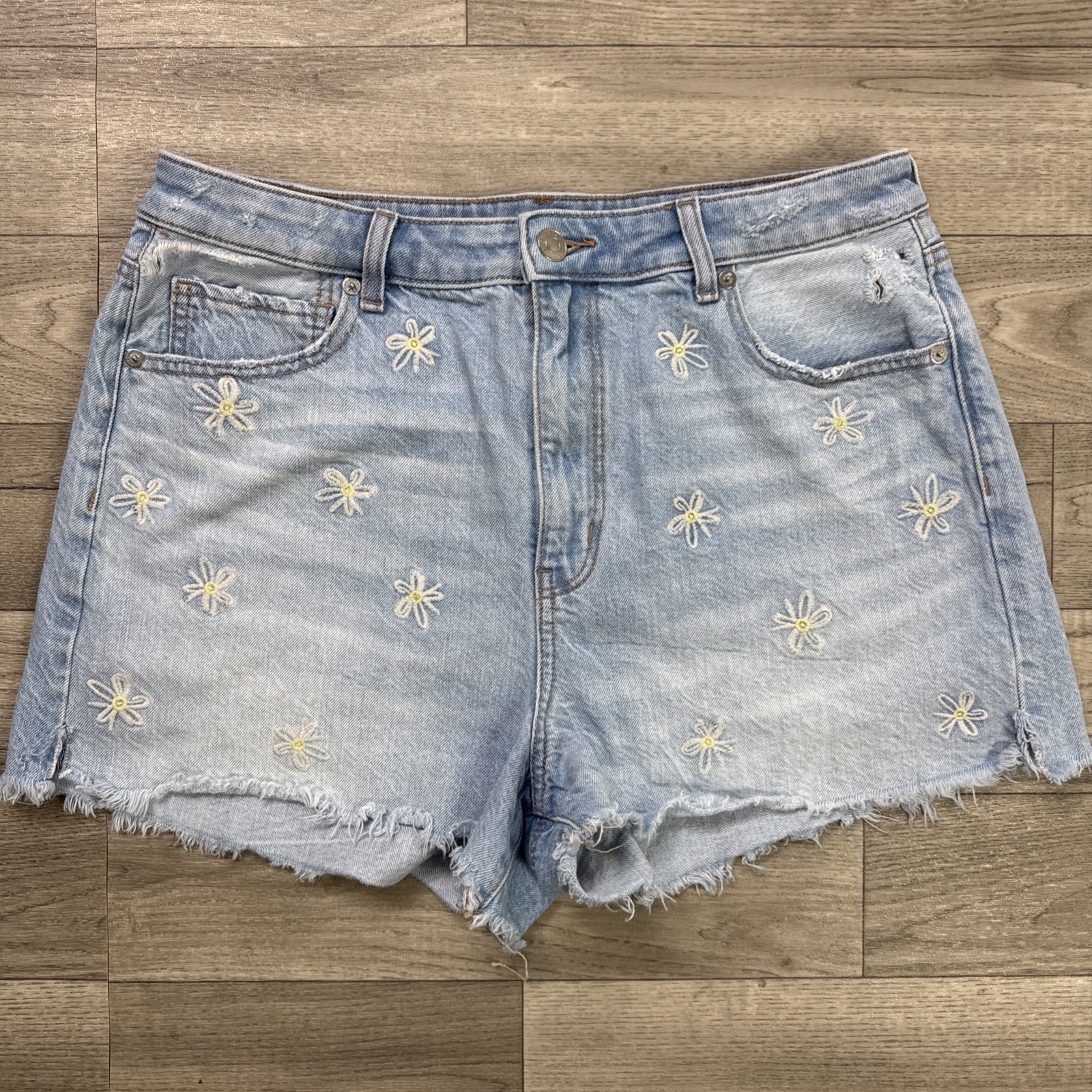 American Eagle Mom Denim Jean Shorts Flower Embroidery Light Wash sz 12