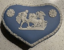 Vintage Wedgwood blau und wei&szlig; Jasperware herzf&ouml;rmige Schmuckschatulle