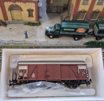 BRAWA H0 48811 Ged. Güterwagen Bauart Gms54 der DB 256 987 in OV/2517