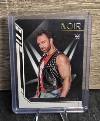 LA Knight 58/99 - Noir - Chronicles 2023 - WWE - SmackDown - Panini - Card