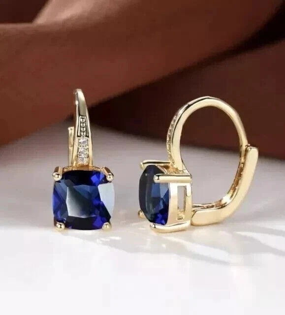 Pendientes colgantes de zafiro azul simulado de corte cojín de 3,20 quilates enchapados en oro amarillo de 14 k Foto 2 de 4