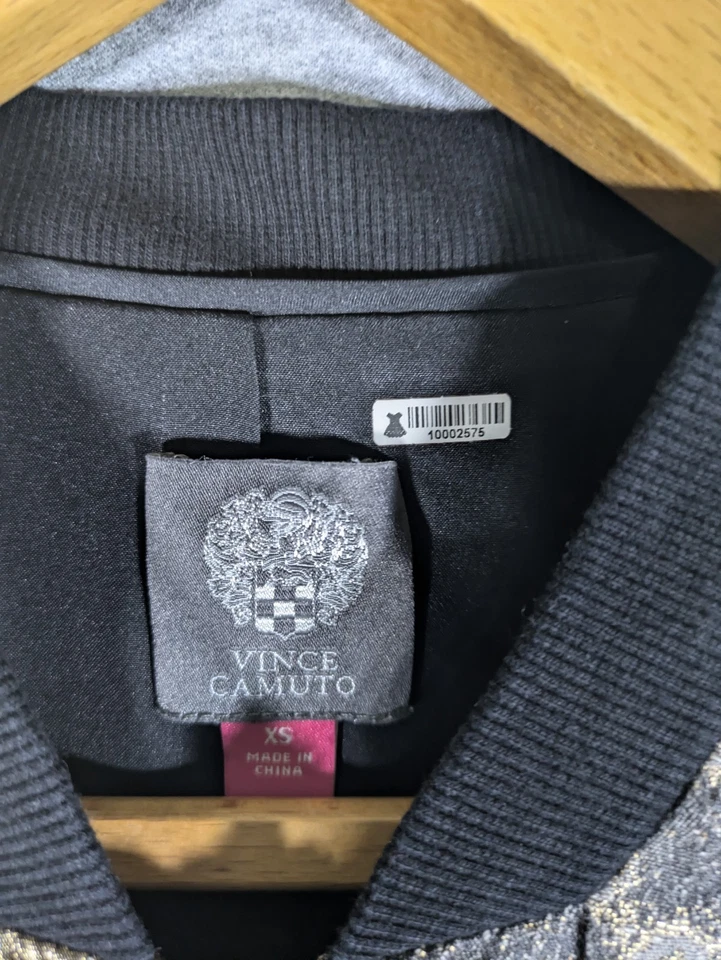 Jaqueta Bomber Vince Camuto Feminina XS Dourada Folha Metálica Floral Rocker Edgy - Imagem 2 de 4