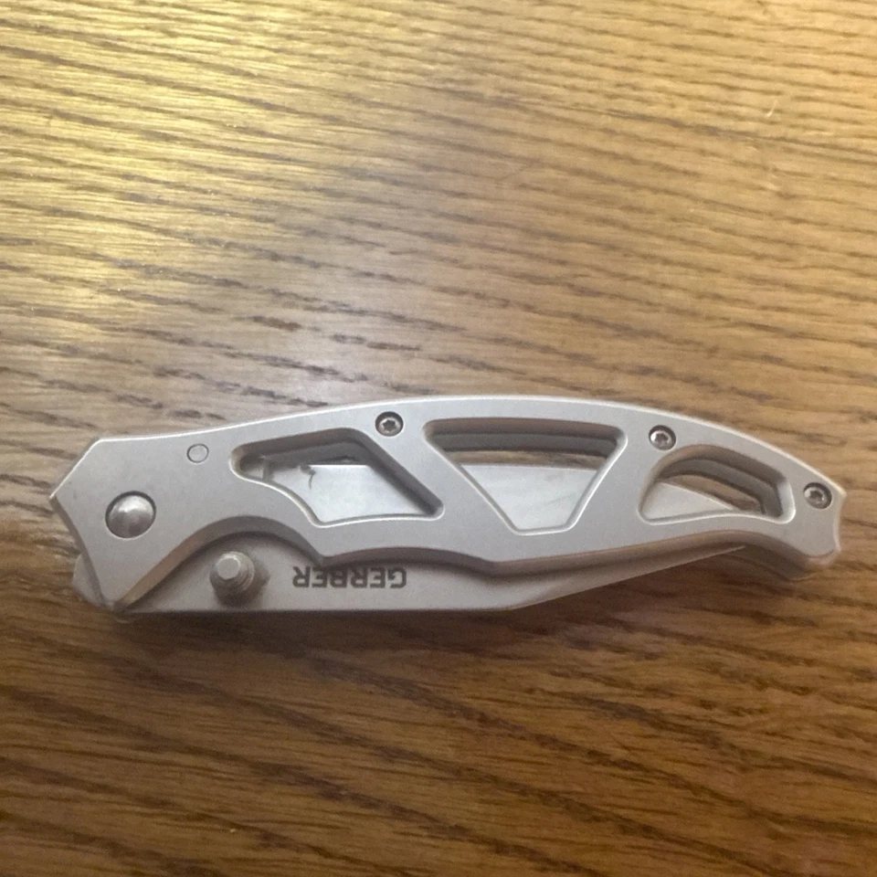 Faca de bolso dobrável Gerber com clipe - Imagem 2 de 3