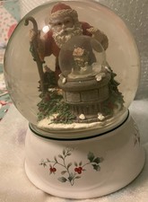 Pfaltzgraff Winterberry Boże Narodzenie Święty Mikołaj Musical Snow Globe Seria 2001